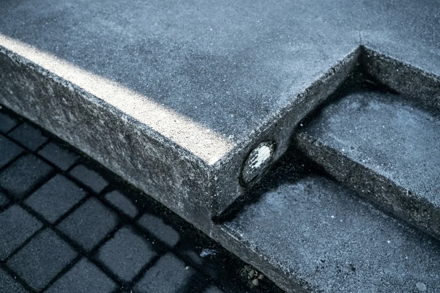 Edge profile of a concrete benchtop