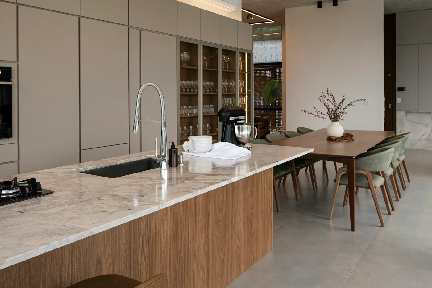 Fitting a concrete benchtop